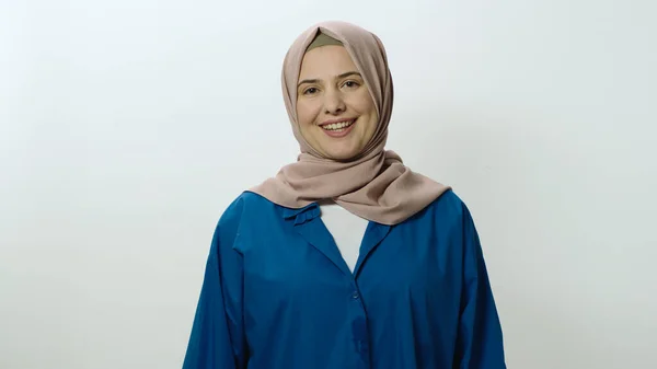 Jovencita Feliz Alegre Hiyab Riendo Voz Alta Mujer Posando Retrato — Foto de Stock