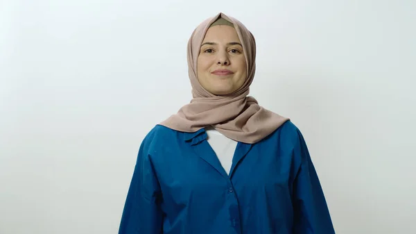 Szczęśliwa Wesoła Młoda Kobieta Hidżabie Uśmiechnięta Kamery Kobieta Pozująca Studio — Zdjęcie stockowe