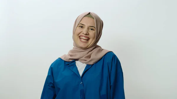 Šťastná Veselá Mladá Žena Hidžábu Usmívá Kameru Žena Pózující Studiu — Stock fotografie