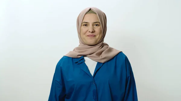 Mujer Joven Feliz Alegre Hijab Sonriendo Cámara Mujer Posando Retrato — Foto de Stock