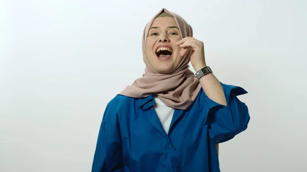 Ευτυχισμένη Και Χαρούμενη Νεαρή Γυναίκα Χιτζάμπ Χαμογελάει Στην Κάμερα Γυναίκα — Φωτογραφία Αρχείου