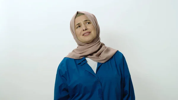 Злая Расстроенная Молодая Женщина Хиджабе Боится Женщина Позирует Студии Портрет — стоковое фото