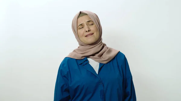 Joven Enojada Frustrada Hiyab Tiene Miedo Mujer Posando Retrato Estudio — Foto de Stock