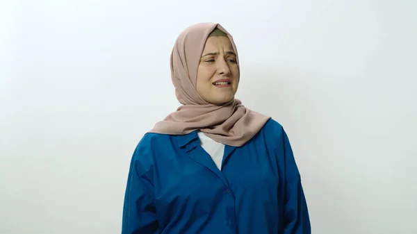 Joven Enojada Frustrada Hiyab Tiene Miedo Mujer Posando Retrato Estudio — Foto de Stock