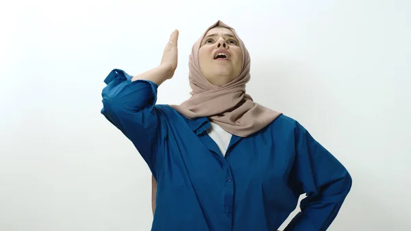 Jovem Irritada Frustrada Hijab Tem Medo Mulher Posando Estúdio Retrato — Fotografia de Stock