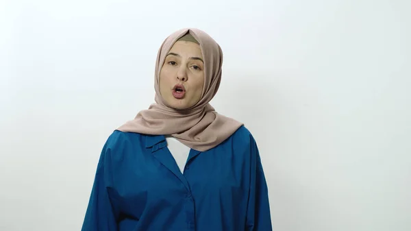 Triste Insatisfecha Enojada Hijab Joven Mujer Diciendo Que Está Pasando — Foto de Stock