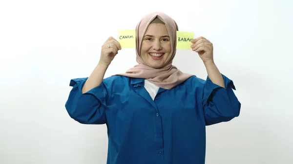 Μήνυμα Βίντεο Από Μια Ευτυχισμένη Γυναίκα Hijab Κρατώντας Σημειώσεις Χαρτί — Φωτογραφία Αρχείου