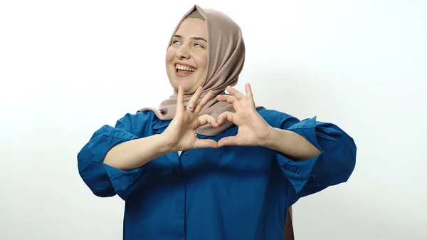 Gülümseyen Tesettürlü Kadın Beyaz Arka Planda Elleri Ile Kalp Şeklinde — Stok fotoğraf
