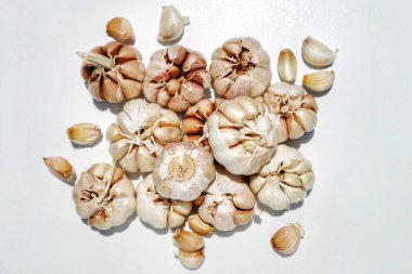 Sarımsak beyaz arka planda izole edilmiş. Seçici odak.