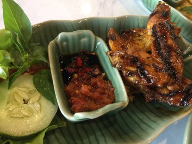 Ayam Bakar: Geleneksel biber ezmesi sambal ve soya fasulyesi ezmesiyle servis edilen Endonezya usulü ızgara Tavuk.