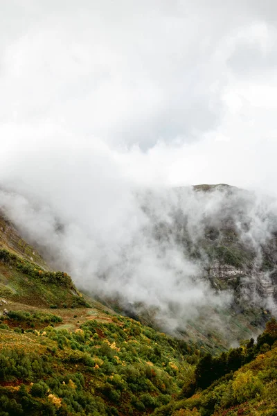 Gipfel des Mount Aibga in herbstlichen Wolken — Stockfoto