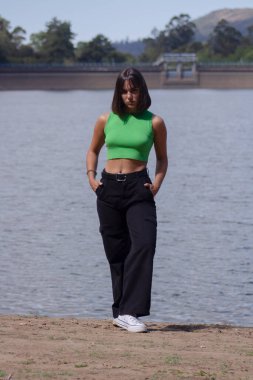 Siyah elbiseli genç kadın.