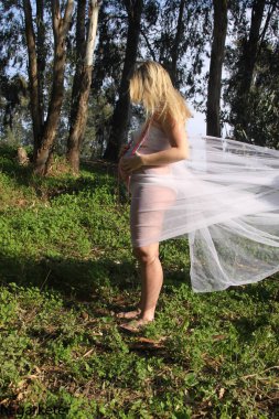 Ormanın içinde bir kadın portresi