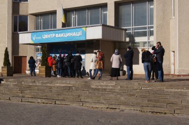 Aşı yaptıralım. Aşı için kuyruğa girin. 21. yüzyılın vebası. 