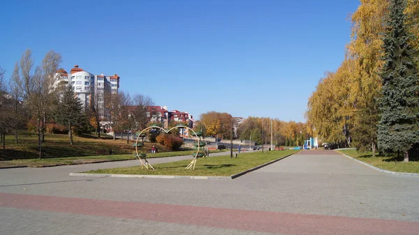 秋天的街道Ternopil上空的蓝天新建筑 在蓝色的乌克兰天空下Ternopil的秋天金秋的力量 秋天的城市Ternopil秋天 金银花 — 图库照片