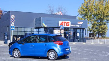 ATB yakınlarında güneşli bir sonbahar gününde. Ternopil üzerinde mavi gökyüzü. 