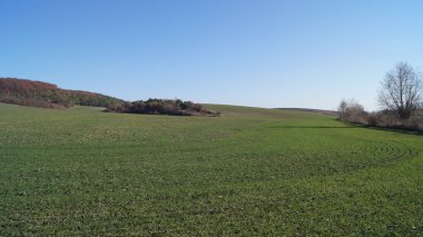 Ukrayna üzerinde mavi gökyüzü. Ternopil 'deki Podilski manzarası. Parlak güneşli bir gün. 