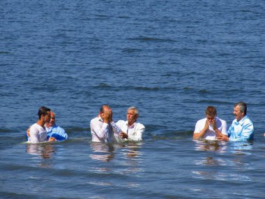 Evanjelik Baptist Korosu. Ternopil 'de su vaftiz töreni. Çoban ve koyun. 55 bilge bakire. Mavi gökyüzünün altında. 
