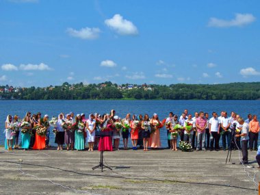 Evanjelik Baptist Korosu. Ternopil 'de su vaftiz töreni. Çoban ve koyun. 55 bilge bakire. Mavi gökyüzünün altında. 