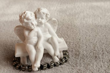 İki melek. Yedek kulübesinde ve turuncu topta melekler. Oyuncaklar alçıdan yapılır..                