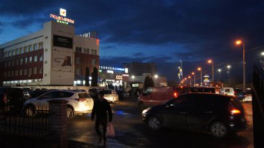 Akşam şehrinin sokakları. İyi akşamlar Ternopil. Gece dükkanlarının renkli ışıkları. 