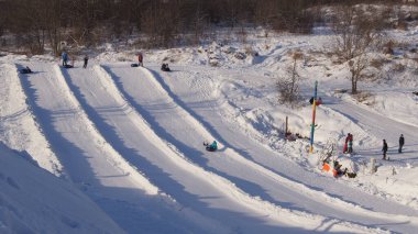 Ternopil Savich Parkı. Kış eğlencesi kızakta. 