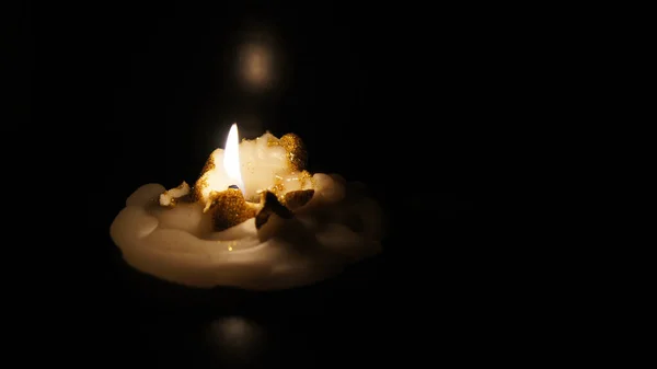 キャンドルライト ロウソクを燃やせ 暗闇の中で光 クリスマスの火 — ストック写真
