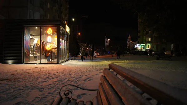 Ulice Parki Zimowego Tarnopola Pierwszy Śnieg Kolorowe Światła Nocnych Sklepów — Zdjęcie stockowe