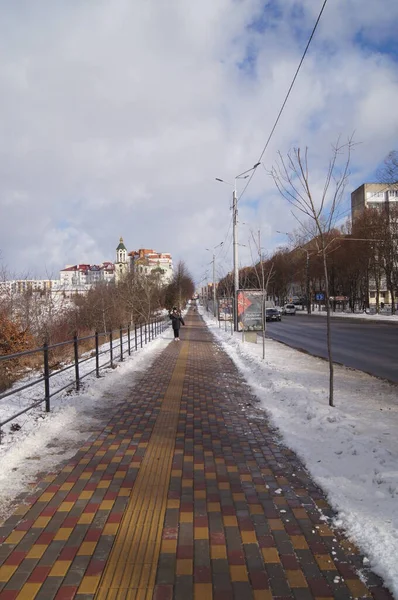 冬天的小径新的人行道冬天的街道Ternopil 在蓝色的乌克兰天空下冬天的街道和公园 Ternopil 冬去皮 冰雪覆盖的公园和街道 — 图库照片