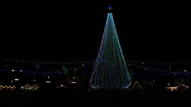 Ternopil Kışı 2022. Yeni yıl, Ternopil. Gece şehrinde bir yürüyüş. 