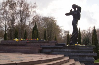Anıt Uyarısı. Heykel yapısı Çernobil. Taştan yapılmış bir kadın. Çernobil trajedisi. 