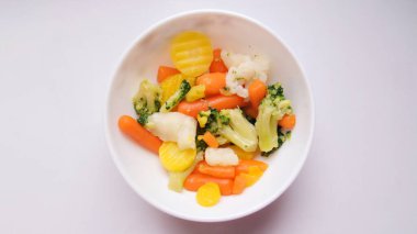 Dostlar ve Düşmanlar için çok renkli bir masa. Tatiana Savchenko 'dan sebze salatası.. 