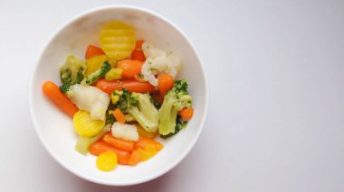 Dostlar ve Düşmanlar için çok renkli bir masa. Tatiana Savchenko 'dan sebze salatası.. 