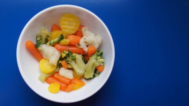 Dostlar ve Düşmanlar için çok renkli bir masa. Tatiana Savchenko 'dan sebze salatası.. 