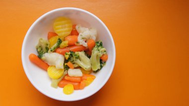 Dostlar ve Düşmanlar için çok renkli bir masa. Tatiana Savchenko 'dan sebze salatası.. 