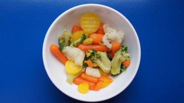 Dostlar ve Düşmanlar için çok renkli bir masa. Tatiana Savchenko 'dan sebze salatası.. 