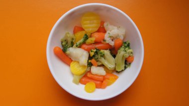 Dostlar ve Düşmanlar için çok renkli bir masa. Tatiana Savchenko 'dan sebze salatası.. 