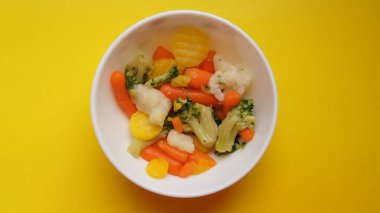 Dostlar ve Düşmanlar için çok renkli bir masa. Tatiana Savchenko 'dan sebze salatası.. 