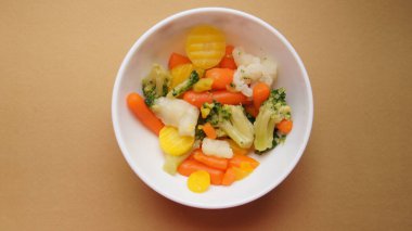 Dostlar ve Düşmanlar için çok renkli bir masa. Tatiana Savchenko 'dan sebze salatası.. 