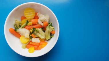 Dostlar ve Düşmanlar için çok renkli bir masa. Tatiana Savchenko 'dan sebze salatası.. 