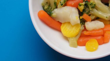 Dostlar ve Düşmanlar için çok renkli bir masa. Tatiana Savchenko 'dan sebze salatası.. 