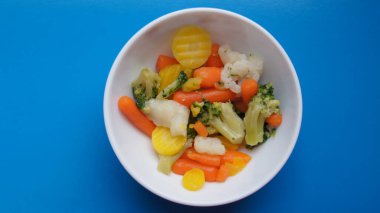 Dostlar ve Düşmanlar için çok renkli bir masa. Tatiana Savchenko 'dan sebze salatası.. 