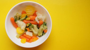 Dostlar ve Düşmanlar için çok renkli bir masa. Tatiana Savchenko 'dan sebze salatası.. 