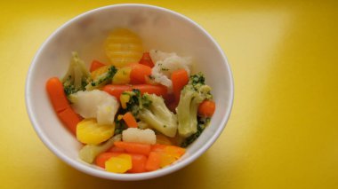 Dostlar ve Düşmanlar için çok renkli bir masa. Tatiana Savchenko 'dan sebze salatası.. 