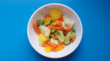 Dostlar ve Düşmanlar için çok renkli bir masa. Tatiana Savchenko 'dan sebze salatası.. 