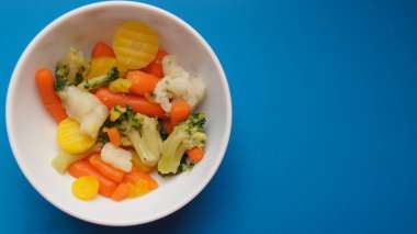 Dostlar ve Düşmanlar için çok renkli bir masa. Tatiana Savchenko 'dan sebze salatası.. 