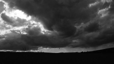 Ukrayna 'nın yaz fırtınaları. Fırtına bulutlarında gökyüzü. Sıcak yaz fırtınaları var. Fırtınalı gökyüzü. Gün batımından önce gökyüzü.