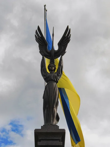 Símbolos Ucranianos Sob Céu Azul Ucraniano Guerra Ucrânia Fundo Ucraniano — Fotografia de Stock