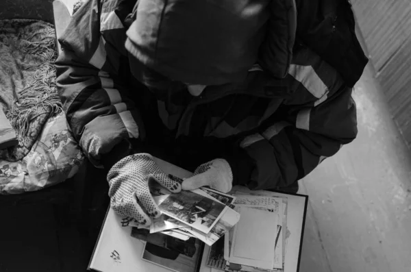 Foto Blanco Negro Soldado Mujer Trabajador Hombre Con Guantes Pistola — Foto de Stock