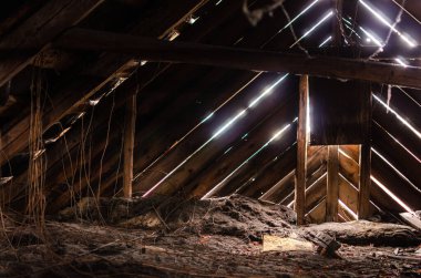 Şehirde terk edilmiş bir ev, terk edilmiş eski bir sanayi tesisi. Anahtar, toz ve çatlaklar, çatlakların arasından ışık.